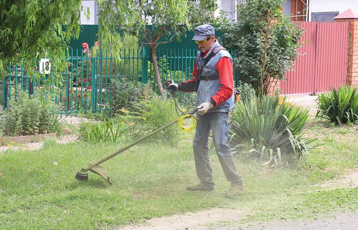 Сотрудники «Чистого города» в рабочем режиме осуществляют санитарную уборку города