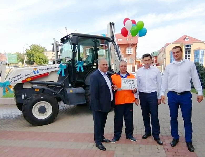 Ключи от нового экскаватора-погрузчика вручили МБУ "Город" в честь 226-го дня рождения Усть-Лабинска