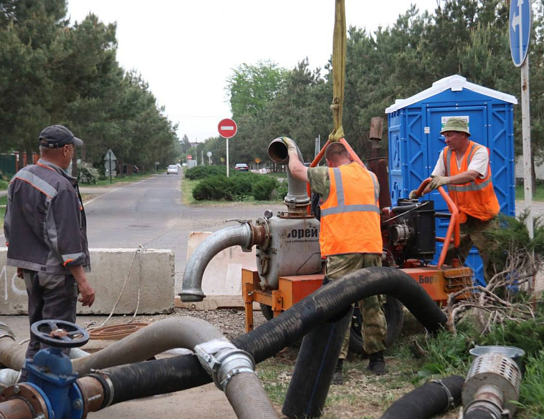 На улице Демьяна Бедного начались работы по реконструкции канализационного коллектора.